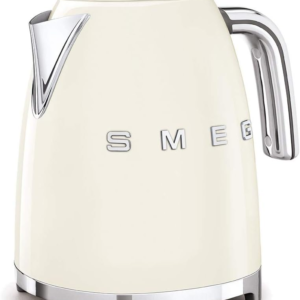 غلاية سميج باللون البيج أو الكريمي (Smeg Cream/Beige Kettle) بأنها القطعة الأكثر مبيعاً وطلباً في تشكيلة أجهزة سميج الكلاسيكية