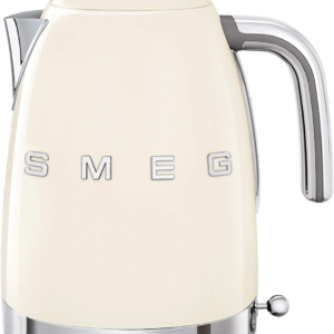 غلاية سميج باللون البيج أو الكريمي (Smeg Cream/Beige Kettle) بأنها القطعة الأكثر مبيعاً وطلباً في تشكيلة أجهزة سميج الكلاسيكية KLF03CR