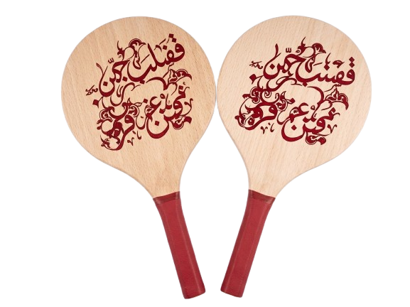طقم مضارب شاطئ خشبية (زوج مضارب + كرة) – بنقوش صيفية و مقبض مريح للرحلات و الألعاب الخارجية