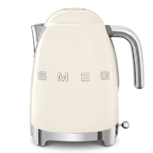 غلاية سميج باللون البيج أو الكريمي (Smeg Cream/Beige Kettle) بأنها القطعة الأكثر مبيعاً وطلباً في تشكيلة أجهزة سميج الكلاسيكيةKLF03CR